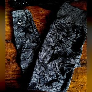 GYMSHARK - BLACK CAMO - MEDIUM